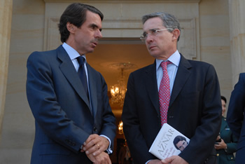 El Presidente de la República, Álvaro Uribe Vélez, recibió este lunes en la Casa de Nariño al ex presidente del Gobierno Español,  José María Aznar, quien visita el país para presentar su último libro, ‘España puede salir de la crisis’. El político español le obsequió al Mandatario un ejemplar de la publicación.