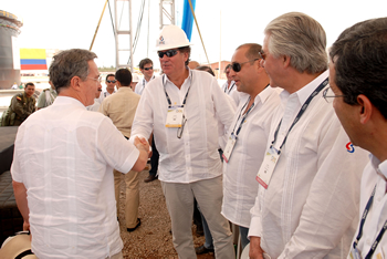 El Presidente Álvaro Uribe saluda al Presidente Ejecutivo de Pacific Rubiales Energy, Ronald Pantin, con quien inauguró este lunes en Puerto Gaitán, Meta, el Oleoducto de los Llanos Orientales.