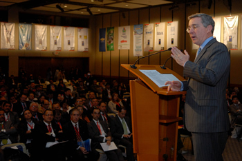 Durante la clausura del Congreso de Acopi, en Bogotá, el Presidente Uribe les pidió a los empresarios que ayuden a defender la legislación tributaria. “Porque, miren, en Colombia la seguridad social cuesta mucho y a quien más le cuesta es al empresario y en este Gobierno tuvimos que aumentar cotizaciones. Entonces, en alguna forma, esos estímulos tributarios a las nuevas inversiones le ayudan al empresario a compensar unas cargas muy elevadas que el empresario tiene que llevar en seguridad social”. Foto: Felipe Pinzón - SP