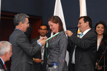 Por su destacada participación en el Campeonato de Tiro con Arco, realizado recientemente en Corea de Sur y en el cual obtuvo medalla de bronce, la deportista Natalia Sánchez fue condecorada por al Alcaldía de Medellín. El Presidente Álvaro Uribe Vélez le impuso la distinción, en el evento de presentación de los IX Juegos Suramericanos, que tendrán lugar en la capital antioqueña el próximo año. 