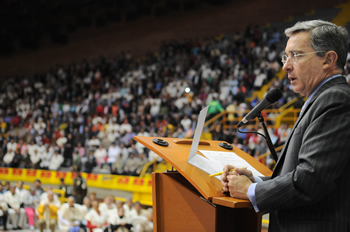 “Entre el régimen contributivo y el subsidiado, hoy tenemos 41 millones de colombianos asegurados en salud”, destacó este martes el Presidente Álvaro Uribe durante la celebración del Día del Pensionado. 
