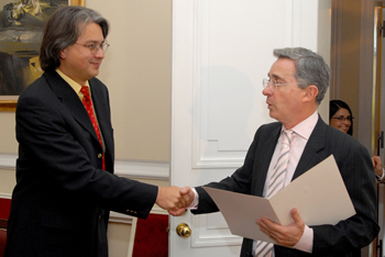 Para analizar los avances y retos de los derechos humanos en Colombia, el Presidente Álvaro Uribe Vélez recibió este jueves, en la Casa de Nariño, al representante para los Derechos Humanos de la Organización de las Naciones Unidas (ONU), Christian Salazar Volkmann.