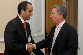 El Presidente de la República, Álvaro Uribe Vélez saludó este jueves al Presidente de la Organización Odebrecht, de Brasil, Marcelo Odebrecht, momentos antes de iniciarse la reunión en el Salón Obregón de la Casa de Nariño.   