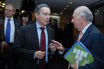 El Presidente Álvaro Uribe conversa con el ex Presidente de Chile, Ricardo Lagos, con quien se encontró este martes en la sede de las Naciones Unidas en Nueva York.