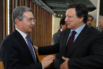 El Presidente Álvaro Uribe Vélez saluda al Presidente de la Comisión Europea, José Manuel Barroso, al empezar el encuentro que sostuvieron este miércoles en Nueva York, en el marco de la Asamblea de la Organización de las Naciones Unidas.