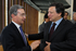 El Presidente Álvaro Uribe Vélez saluda al Presidente de la Comisión Europea, José Manuel Barroso, al empezar el encuentro que sostuvieron este miércoles en Nueva York, en el marco de la Asamblea de la Organización de las Naciones Unidas.
