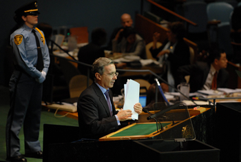 Ante la Asamblea General de la ONU, este miércoles en Nueva York, el Presidente Álvaro Uribe Vélez dijo que Colombia no duda en sancionar a quien viola los derechos humanos y no renuncia a defender a los soldados y policías que en ocasiones son víctimas de una “sucia guerra jurídica”.