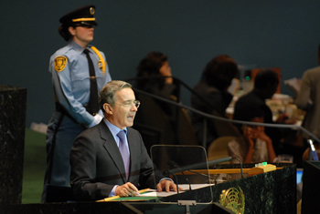 “Hoy es el Estado el único que combate a todos los delincuentes”, declaró este miércoles el Presidente Álvaro Uribe al intervenir en la Asamblea General de la ONU. El Jefe de Estado expuso los logros tangibles e intangibles de la política de Seguridad Democrática.
