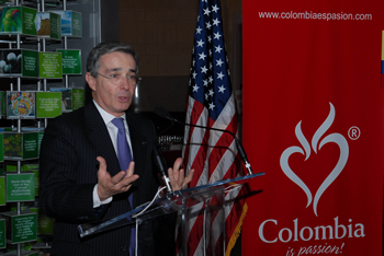 “Nos emociona mucho ver lo que ustedes han logrado aquí para mostrarle a Nueva York lo que realmente es Colombia”, declaró este miércoles el Presidente Álvaro Uribe Vélez en la presentación de la campaña ‘Descubre Colombia a través de su corazón’, que realizó el programa ‘Colombia es Pasión’ en la ciudad estadounidense. 