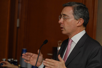 El Presidente Álvaro Uribe invitó este jueves a un grupo de empresarios de Estados Unidos a que inviertan en Colombia. Durante una conferencia que se llevó a cabo en Nueva York, el Jefe de Estado habló con los inversionistas sobre la importancia de avanzar en infraestructura en el país.