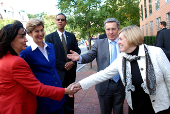 La directora del Centro para Estudios Latinoamericanos David Rockefeller, Merilee Grindle, saluda a las embajadoras de Colombia en Estados Unidos, Carolina Barco, y ante la ONU, Claudia Blum.  Observa el Presidente de la República, Álvaro Uribe Vélez. 