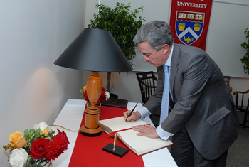 El Presidente Álvaro Uribe firmó este viernes el libro de visitantes ilustres de la Escuela de Extensión de Harvard, momentos antes de iniciar la ceremonia del centenario de la institución, de la cual fue alumno. 