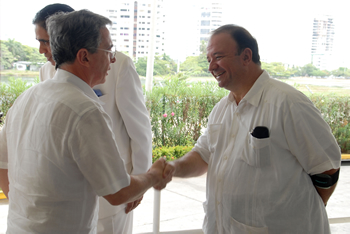 El  Presidente de la Asociación Nacional de Empresarios (Andi), Luis Carlos Villegas, da la bienvenida al Presidente Álvaro Uribe Vélez, quien llegó este lunes al Hotel Hilton de Cartagena para instalar la 'XIII Conferencia Latinoamericana de Zonas Francas'.