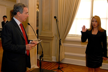 Ante el Presidente Álvaro Uribe Vélez se posesionó este lunes Any Vásquez Pérez como nueva integrante de la Junta Directiva de la Comisión Nacional de Televisión (Cntv), en representación del Gobierno Nacional. Vásquez es comunicadora social de la Universidad Pontificia Bolivariana de Medellín y magíster en Comunicación de Instituciones Públicas y Políticas, de la Universidad Complutense de Madrid. Foto: Felipe Pinzón - SP