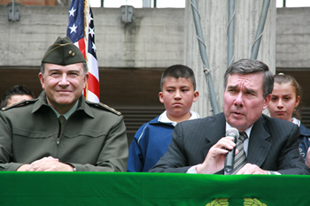 Gil Kerlikowske, nuevo ‘zar antidrogas’ de Estados Unidos, inició este lunes una visita de tres días a Colombia. El funcionario, acompañado por el Director de la Policía Nacional, general Oscar Naranjo, visitó un colegio de la zona bogotana de Bosa para conocer un programa de prevención de las drogas. Foto: Prensa Policía Nacional.