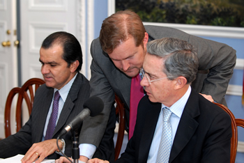 El Director del Departamento Nacional de Planeación, Esteban Piedrahíta, dialoga con el Presidente Álvaro Uribe Vélez durante la reunión del equipo económico del Gobierno y representantes de los gremios, celebrada este martes en la Casa de Nariño.