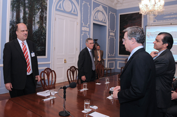 Este martes, en la Casa de Nariño, el Presidente de la República, Álvaro Uribe Vélez, se reunió con el Gerente del Banco de la República, José Darío Uribe, y los codirectores del Emisor, Carlos Gustavo Cano y Juan Pablo Zárate. En el encuentro también participó el Ministro de Hacienda, Óscar Iván Zuluaga.