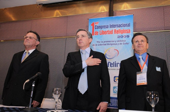 Durante  la instalaciòn  del 'Primer Congreso Internacional de Libertad Religiosa, efectuada este martes en Bogotá, acompañan en la mesa principal al Presidente de la Republica, Álvaro Uribe Vélez, de izquierda a derecha el senador de la Republica Charles Schultz, y el Presidente de la Confederación Colombiana de Libertad Religiosa, Conciencia y Culto (Conferilec), Héctor Pardo.