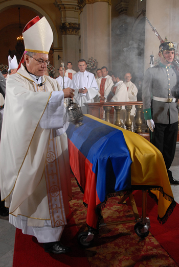 Al término de las exequias del teniente coronel de la Policía, Julián Ernesto Guevara Castro, realizadas este lunes en la Catedral Primada de Bogotá, el Obispo Castrense, Monseñor Fabio Suescún Mutis, bendice los restos del oficial fallecido en cautiverio. 