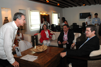 Una reunión bilateral sostuvo el Presidente Álvaro Uribe Vélez con el señor James S. Turley CEO, Presidente de la multinacional Ernst & Young, quien asiste en Cartagena al Foro Económico Mundial en la versión para América Latina.
