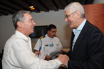 El Presidente Ávaro Uribe Vélez saluda al Presidente y CEO de General Electric International, Fernando Beccalli-Falco, con quien sostuvo un encuentro este martes 6 de abril en el Centro de Convenciones de Cartagena, lugar donde se desarrolla la quinta versión del Foro Económico Mundial para América Latina.