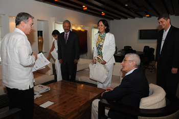 Reunión entre el Presidente Álvaro Uribe Vélez y el Presidente y CEO de General Electric International, Fernando Beccalli-Falco. El encuentro ocurrió este martes 6 de abril en el marco del Foro Económico Mundial para América Latina que se realiza en Cartagena.  