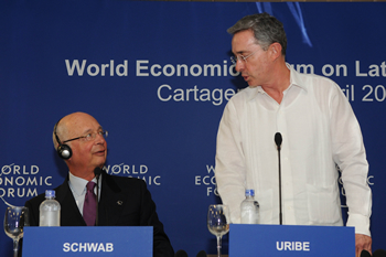 El Presidente Álvaro Uribe Vélez agradeció al Profesor Klaus Schwab, Presidente y Fundador del Foro Económico Mundial, por haber escogido a Cartagena para ser la sede de este certamen en su capítulo de América Latina.