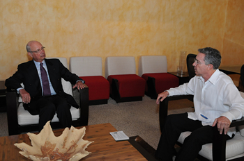 El Presidente Álvaro Uribe Vélez se reunió este martes, en el Centro de Convenciones de Cartagena, con el Profesor Klaus Schwab, Presidente y Fundador del Foro Económico Mundial, que este año realizó en esta ciudad la versión para América Latina.  