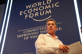 El Presidente Álvaro Uribe Vélez durante la plenaria de apertura del Foro Económico Mundial para América Latina, que se cumple en Cartagena hasta este jueves 8 de abril en el Centro de Convenciones Julio César Turbay Ayala.
