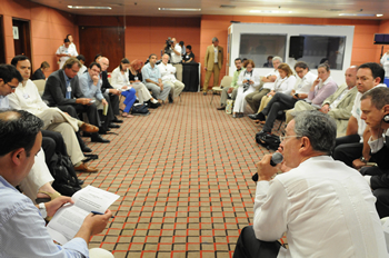 Acompañado por el Ministro de Comercio, Industria y Turismo, Luis Guillermo Plata, el Presidente Álvaro Uribe Vélez atendió las preguntas de líderes de opinión y columnistas de medios de comunicación que asisten al Foro Económico Mundial, en Cartagena.