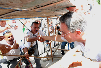 El Presidente Álvaro Uribe Vélez saluda a los habitantes de Barranquilla, durante el inicio de la etapa de prueba del Sistema Integrado de Transporte Masivo de la ciudad (TransMetro). Ocurrió este miércoles en la Estación Central – Plaza de la Paz de la capital del Atlántico.