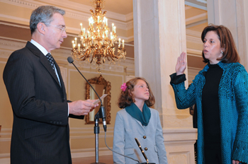 Ante el Presidente Álvaro Uribe Vélez se posesionó este viernes, en la Casa de Nariño, la nueva Embajadora de Colombia en Brasil, María Elvira Pombo, quien hasta hace poco se desempeñó como Presidenta de Proexport.