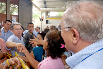 El Presidente de la República, Álvaro Uribe Vélez, saluda a la comunidad de Sincelejo, donde se llevó a cabo  este sábado el Consejo Comunal de Gobierno número 280. El encuentro se desarrolló en el polideportivo del Colegio Nuestra Señora de Las Mercedes, de la capital de Sucre.