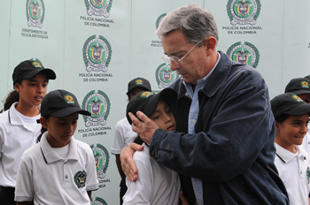 Saludo cariñoso del Presidente Álvaro Uribe Vélez a los niños y niñas de la Policía Cívica del municipio antioqueño de Andes, donde el Mandatario lideró este lunes un Consejo de Seguridad. 
