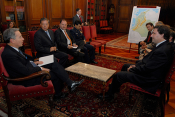 El Presidente de la República, Álvaro Uribe Vélez y el Ministro de Defensa, Gabriel Silva Luján, recibieron este jueves en el Salón Protocolario de la Casa de Nariño al Ministro del Interior del Paraguay, Rafael Filizzola, y a su delegación. 