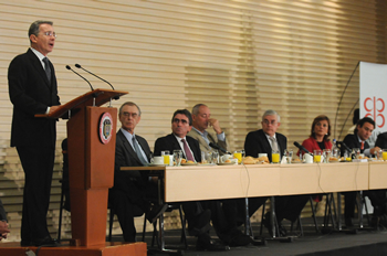 El Presidente Álvaro Uribe Vélez sostuvo este viernes un encuentro con representantes de Empresas con Trayectoria Mega, el cual se cumplió en la Cámara de Comercio de Bogotá, en donde los empresarios expusieron sus planes para elevar la competitividad de Bogotá y la región.