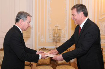 El Embajador de Turquía en Colombia, Farhat Karaman, presentó este viernes ante el Presidente Álvaro Uribe Vélez las Cartas Credenciales, durante una ceremonia que se realizó en el Salón Amarillo de la Casa de Nariño.