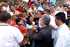 El Presidente Álvaro Uribe Vélez saluda a un grupo de habitantes del municipio santandereano de San Gil, minutos antes de ingresar al Centro de Eventos y Convenciones del Hotel Guarigua, donde lideró un Consejo de Seguridad.