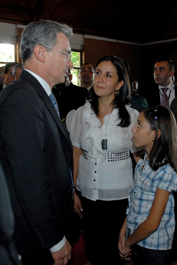 El Presidente Álvaro Uribe Vélez saluda a Martha Malagón de Lopera, esposa del teniente coronel Juan Gonzalo Lopera Echeverry, fallecido en el accidente aéreo ocurrido en el Tolima el martes pasado, y a su hija Tatiana. El sepelio del oficial se llevó a cabo este jueves en la capilla Nuestra Señora de la Paz, de la Cuarta Brigada del Ejército, en Medellín.