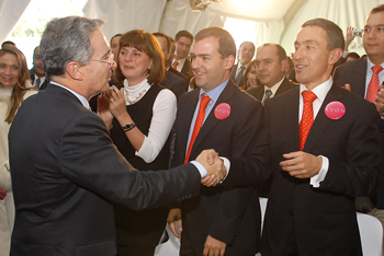 El Presidente Álvaro Uribe Vélez saludó este martes a uno de los directivos de la compañía de cosméticos Avon, Carlos Alfredo Rodríguez, durante el inicio de la construcción del primer centro ecológico de Avon 'Ecobranch', que se realizó en Guarne (Antioquia). 
