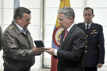 La Fuerza Aérea Colombiana (FAC) le otorgó las ‘Alas de Piloto Militar Honorario’ al Presidente Álvaro Uribe Vélez, como un reconocimiento a su contribución al desarrollo de esta Fuerza. La distinción le fue impuesta por el Comandante de la FAC, general Jorge Ballesteros Rodríguez.