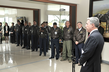 Al recibir las ‘Alas de Piloto Militar Honorario’ por parte de la Fuerza Aérea, durante un acto celebrado hoy lunes en el Aeropuerto Militar Catam de Bogotá, el Presidente Álvaro Uribe Vélez dijo que el profesionalismo de los integrantes de esta Fuerza es de talla mundial.