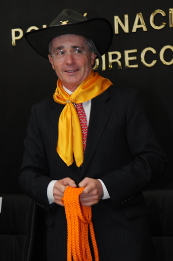 El Presidente Álvaro Uribe Vélez luce las prendas que utilizan los carabineros de la Policía Nacional en las zonas rurales y urbanas de la Patria. El Jefe de Estado recibió el sombrero y la pañoleta durante el homenaje que le tributaron este lunes los miembros de la institución en Bogotá.