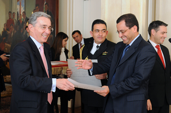 El Secretario saliente de Prensa de la Presidencia y nuevo Embajador en el Vaticano, César Mauricio Velásquez, recibió este viernes la Orden de San Carlos en el grado de Gran Oficial, en una ceremonia que encabezó el Presidente Álvaro Uribe Vélez en la Casa de Nariño. 'Muchas gracias, César, por su ética, su moral; la compañía suya es una compañía que compromete ética y moralmente', destacó el Mandatario.