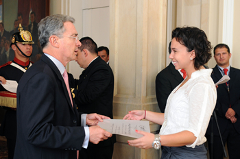 Bibiana Taboada, hija de la ex secretaria Privada de la Presidencia, Alicia Arango, recibió en nombre de su madre la Orden de San Carlos en el grado de Gran Oficial, que entrega el Gobierno Nacional a ciudadanos destacados por sus servicios al país. El Presidente Álvaro Uribe Vélez dijo a la joven: “Su mamá es una guardiana de la moral pública, es un blindaje contra la intriga y contra la corrupción; y así procedió en las campañas y aquí en la Presidencia”.