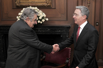 El Presidente Álvaro Uribe Vélez saluda a su homólogo de Uruguay, José Alberto Mujica Cordano, al inicio de la reunión bilateral que tuvieron este sábado en el Salón Protocolario de la Casa de Nariño. "Usted aquí no tiene sino amigos. Gracias por toda la amistad", le dijo el Mandatario colombiano al Presidente Mujica.