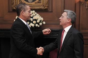 El Presidente de la República, Álvaro Uribe Vélez, saluda al Primer Ministro de Jamaica, Bruce Golding, con quien sostuvo una reunión bilateral, horas antes de la Transmisión de Mando. El encuentro tuvo lugar este sábado 7 de agosto en la Casa de Nariño.