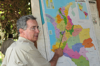 Con un mapa de Colombia, el Presidente Álvaro Uribe le mostró al Subsecretario de Estado de EE.UU., James Steinberg, la geografía nacional, durante la reunión que tuvieron este martes en la finca El Ubérrimo, situada en el corregimiento El Sabanal, de Montería.