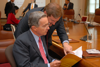 El Director del Departamento Nacional de Planeación, Esteban Piedrahita, le muestra un documento al Presidente Álvaro Uribe minutos antes del Consejo de Ministros de este lunes, en el que se hizo una revisión del Sistema de Programación y Gestión de Gobierno (Sigob). 