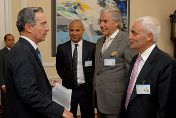 El Presidente Álvaro Uribe conversa con (der.-izq.) el Presidente y Delegado de Fiori Corporation, Frank Giustra; con el Director Ejecutivo de Pacific Rubiales, Miguel de la Campa; y con el Presidente de Peninsula Merchant Sindicaciones Corporation, Thame Mugid, al inicio de una reunión que se cumplió este miércoles en la Casa de Nariño con directivos e inversionistas de la compañía Pacific Rubiales. 